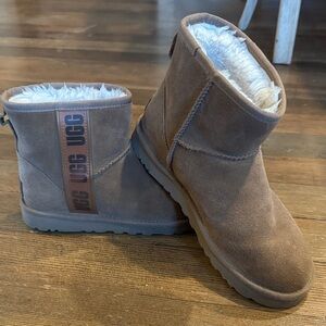 UGG Classic Mini Chesnut sz 8